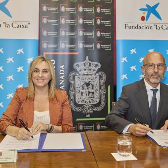La alcaldesa de Granada, Marifrán Carazo, y el director corporativo de Territorio y Centros de la Fundación ”la Caixa”, Rafael Chueca, en la firma de un convenio cultural