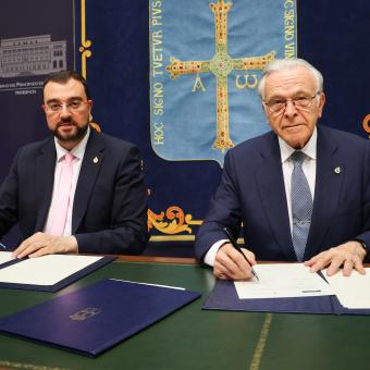 El presidente del Principado de Asturias, Adrián Barbón y el presidente de la Fundación ”la Caixa”, Isidro Fainé, en el acto de firma del convenio marco de hoy.