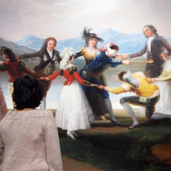 Visitante observando la obra 'La gallina ciega' en la exposición 'Goya y la corte ilustrada' de CaixaForum Zaragoza