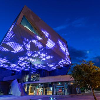 CaixaForum Zaragoza. Vista del edificio con la iluminación nocturna