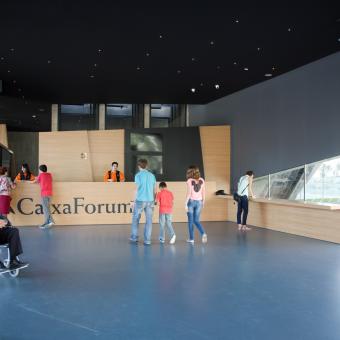 CaixaForum Zaragoza: interior.visitantes en el vestíbulo