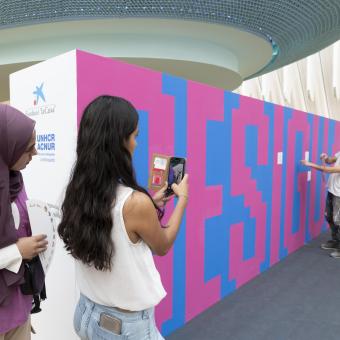 La celebración del Día Mundial del Refugiado en CaixaForum València ha contado con una dimensión participativa y lúdica a través de un mural interactivo del colectivo artístico Boa Mistura.