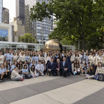 Estudiantes de EduCaixa junto con representantes de la ONU, delante de la sede en Nueva York.