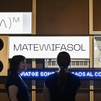 El público de la exposición MateMiFaSol puede descubrir qué quieren decir los números que dan nombre a cada ámbito en relación con el sonido y la música.