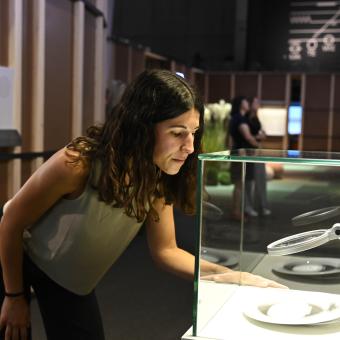 Un grano de arena cayendo en un plato es lo mínimo que podría escuchar una persona en condiciones de silencio total.