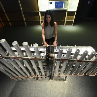 Una visitant interactua amb un mòdul de l'exposició MateMiFaSol en CosmoCaixa.