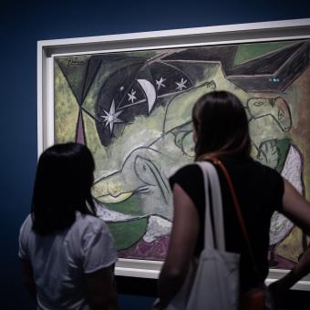 Visitantes ante una obra de Picasso en la exposición de «Arte y Naturaleza» en CaixaForum Zaragoza	