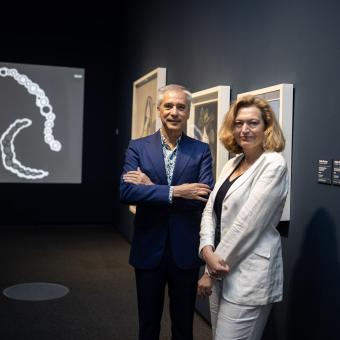 El director de CaixaForum Zaragoza, Ricardo Alfós, y la comisaria de Arte y Naturaleza del Centre Pompidou, Angela Lampe.