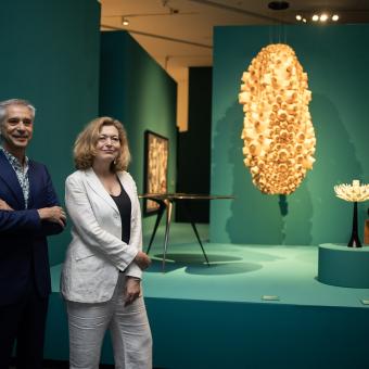 El director de CaixaForum Zaragoza, Ricardo Alfós, y la comisaria de Arte y Naturaleza del Centre Pompidou, Angela Lampe.