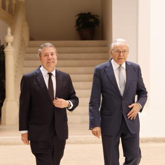 El presidente de Castilla-La Mancha, Emiliano García-Page, y el presidente de la Fundación ”la Caixa”, Isidro Fainé, en la firma del convenio marco entre ambas instituciones para 2024 firmado hoy en Toledo. 