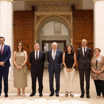 El presidente de Castilla-La Mancha, Emiliano García-Page, y el presidente de la Fundación ”la Caixa”, Isidro Fainé, acompañados de la consejera portavoz, Esther Padilla; el consejero de Educación, Cultura y Deportes, Amador Pastor;  la viceconsejera de Servicios y Prestaciones Sociales, Guadalupe Martín; el subdirector general de la Fundación “la Caixa”, ⁠Rafael Chueca; y la delegada de la Fundación “la Caixa” en Castilla La Mancha, Rosa Gómez.  