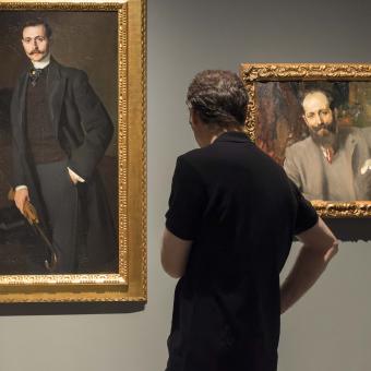 Visitante en la exposición XIX. El Siglo del Retrato. Colecciones del Museo del Prado. De la Ilustración a la modernidad.