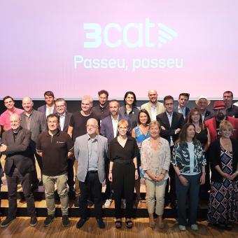 Fotografia de família amb representants de totes les institucions i entitats que han participat en l'acte 'Plataforma de país'.