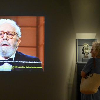 La exposición propone un recorrido por la trayectoria del cineasta Luis García-Berlanga.