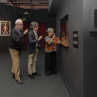 Els comissaris de l'exposició, Sol Carnicero i Bernardo Sánchez Salas, i l'assessor de continguts i director dels audiovisuals de la mostra, José Luis García-Berlanga.