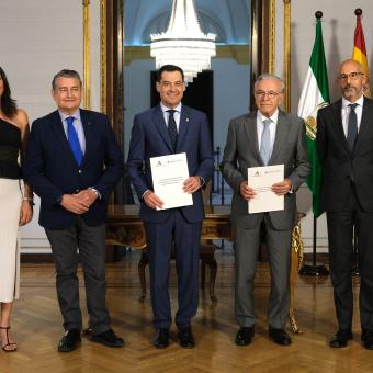 De izquierda a derecha, María Dolores López, consejera de Inclusión Social, Juventud, Familias e Igualdad; Antonio Sanz, consejero de la Presidencia, Interior, Diálogo Social y Simplicación Administrativa, Juan Manuel Moreno, presidente de la Junta de Andalucía, e Isidro Fainé, presidente de la Fundación ”la Caixa”, y Rafael Chueca, subdirector general de Cultura y Territorio de la Fundación, en el acto de la firma del convenio marco entre ambas instituciones, hoy en Sevilla. 