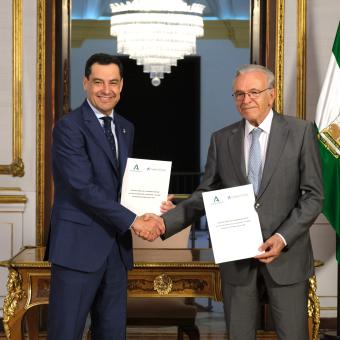 Juan Manuel Moreno, presidente de la Junta de Andalucía, e Isidro Fainé, presidente de la Fundación ”la Caixa”, en el acto de la firma del convenio marco entre ambas instituciones, hoy en Sevilla. 