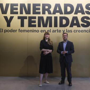 El director de CaixaForum Sevilla, Moisés Roiz, y la comisaria de la exposición Veneradas y temidas, y responsable de desarrollo de contenido de exposiciones internacionales del British Museum, Belinda Crerar. 