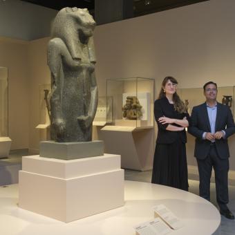 El director de CaixaForum Sevilla, Moisés Roiz, y la comisaria de la exposición Veneradas y temidas, y responsable de desarrollo de contenido de exposiciones internacionales del British Museum, Belinda Crerar. 