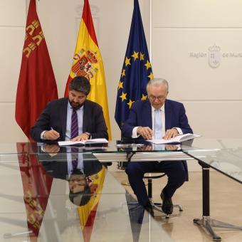 El presidente de la Región de Murcia, Fernando López Miras, y el presidente de la Fundación ”la Caixa”, Isidro Fainé, durante la firma del convenio marco entre ambas instituciones firmado hoy. 