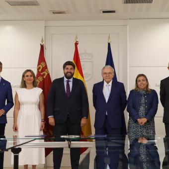 De izquierda a derecha, Luis Alberto Marín, consejero de Economía, Hacienda, Fondos Europeos y Administración Digital; M. Concepción Ruiz, consejera de Política Social, Familias e Igualdad; Fernando López Miras, presidente de la Región de Murcia; Isidro Fainé, presidente de la Fundación ”la Caixa”; Lourdes Toribio, delegada de la Fundación en Alicante y Murcia; y Rafael Chueca, subdirector de Cultura y Territorio de la Fundación ”la Caixa”. 