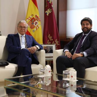 El presidente de la Región de Murcia, Fernando López Miras, y el presidente de la Fundación ”la Caixa”, Isidro Fainé, durante la firma del convenio marco entre ambas instituciones firmado hoy. 