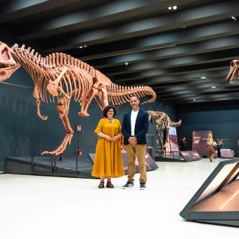 Isabel Fuentes, directora de CaixaForum Madrid, junto a José Luis Carballido, paleontólogo codescubridor del Patagotitan mayorum.