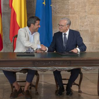 El president de la Generalitat Valenciana, Carlos Mazón, i el president de la Fundació "la Caixa", Isidre Fainé, durant la signatura del conveni marc entre ambdues institucions, hui a València.