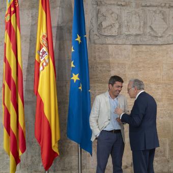 El president de la Generalitat Valenciana, Carlos Mazón, i el president de la Fundació "la Caixa", Isidre Fainé, durant la signatura del conveni marc entre ambdues institucions, hui a València.