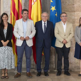 El president de la Generalitat Valenciana, Carlos Mazón, i el president de la Fundació ”la Caixa”, Isidre Fainé, juntament amb el conseller d'Educació, Cultura, Universitats i Ocupació, José Antonio Rovira, i les delegades de la Fundació a la Comunitat Valenciana, Soraya Casado i Lourdes Toribio.