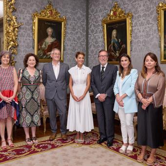 De derecha a izquierda, Izaskun Azcona, delegada de la Fundación ”la Caixa” en Navarra; Isabel Moreno, directora territorial Ebro de CaixaBank; Antonio Vila Bertrán, director general de la Fundación ”la Caixa”; María Chivite, presidenta de Navarra; Félix Taberna, vicepresidente primero y consejero de presidencia e Igualdad; Mª Carmen Maeztu, consejera de Derechos Sociales, Economía Social y Empleo; y Rebeca Esnaola, consejera de Cultura, Deporte y Turismo.