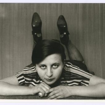 Gertrud Arndt. Autorretrato en el estudio, Bauhaus Dessau, 1926.