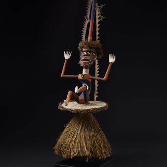 Lligadura de dansa de Nova Bretanya, Papua Nova Guinea. Dècada del 1980. Fusta, fibra i fulla de falguera.