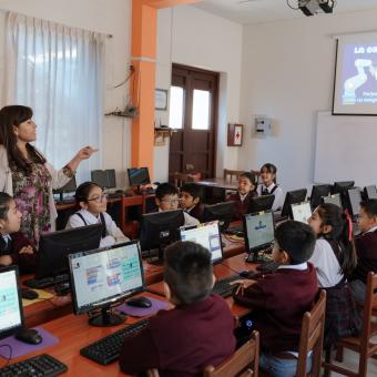 Cornejo en su escuela de Arequipa, Perú.