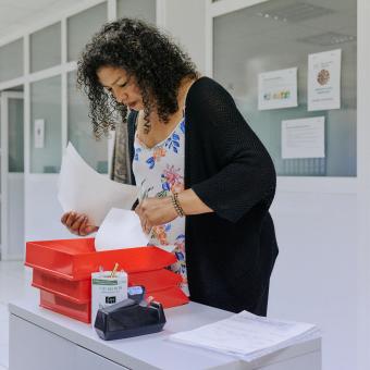 Alba Luz Callejas, beneficiaria del programa Incorpora, se formó como operaria de logística