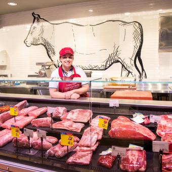  Mariela, beneficiària del programa Incorpora, treballa en un supermercat Carrefour de Madrid.