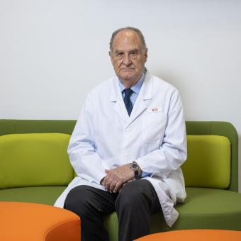 Retrato del Dr. Miquel Casas, catedrático honorario de psiquiatría de la Universitat Autònoma de Barcelona, director del programa SJD MIND Escuelas del Hospital Sant Joan de Déu y presidente de la Fundación Investigación Sant Pau (FISP).