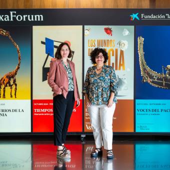 From left to right: Isabel Salgado, director of the Exhibitions, Collection and CaixaForum+ Area of ​​the ”la Caixa” Foundation; and Isabel Fuentes, director of CaixaForum Madrid.