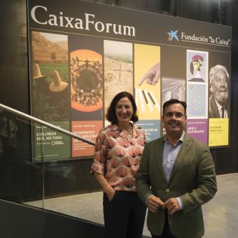 La directora del Área de Exposiciones, Colección y CaixaForum+ de la Fundación ”la Caixa”, Isabel Salgado, y el director de CaixaForum Sevilla, Moisés Roiz.