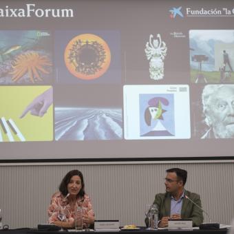 La directora del Área de Exposiciones, Colección y CaixaForum+ de la Fundación ”la Caixa”, Isabel Salgado, y el director de CaixaForum Sevilla, Moisés Roiz durante la rueda de prensa.