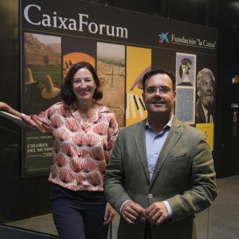 La directora del Área de Exposiciones, Colección y CaixaForum+ de la Fundación ”la Caixa”, Isabel Salgado, y el director de CaixaForum Sevilla, Moisés Roiz.