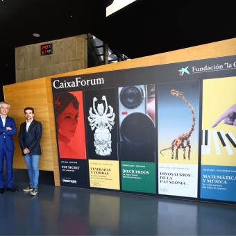 Ricardo Alfós, director de CaixaForum Zaragoza, y Javier Hidalgo, responsable de exposiciones de ciencia de la Fundación "la Caixa" en la presentación de temporada en CaixaForum Zaragoza.