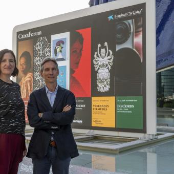 La directora de l’Àrea d’Exposicions, Col·lecció i CaixaForum+ de la Fundació ”la Caixa”, Isabel Salgado, i el director de CaixaForum València, Álvaro Borrás durant la presentació de temporada.