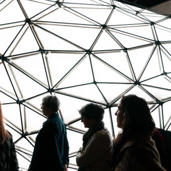 Uns visitants passen per l'àmbit de Fronteres de la Sala Univers de CosmoCaixa.