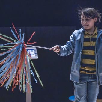 A visitor learns about electricity in a workshop at CosmoCaixa.