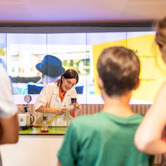 Una científica fa una demostració en directe a CosmoCaixa.