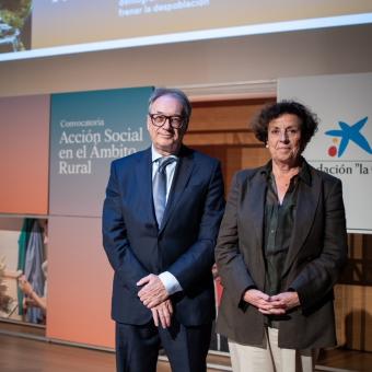 El subdirector general de la Fundación ”la Caixa”, Marc Simón, y la directora del Área de Relaciones con Entidades Sociales de la Fundación ”la Caixa”, Joana Prats, durante la presentación a entidades sociales de la nueva convocatoria en CaixaForum Zaragoza.