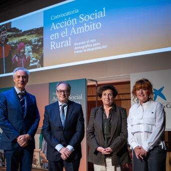 El director de CaixaForum Zaragoza, Ricardo Alfós; el subdirector general de la Fundación ”la Caixa”, Marc Simón; la directora del Área de Relaciones con Entidades Sociales de la Fundación ”la Caixa”, Joana Prats, y la delegada territorial de Aragón de la Fundación ”la Caixa”, Alejandra Usón, durante la presentación a entidades sociales de la nueva convocatoria en CaixaForum Zaragoza.