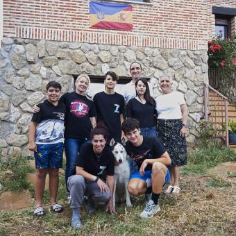 Ambas familias posan juntas en la casa de El Molar, Madrid.