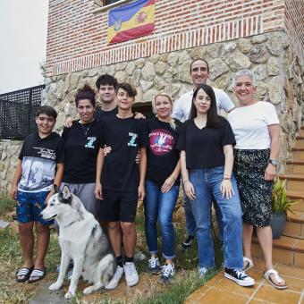 Las dos familias posan juntas.